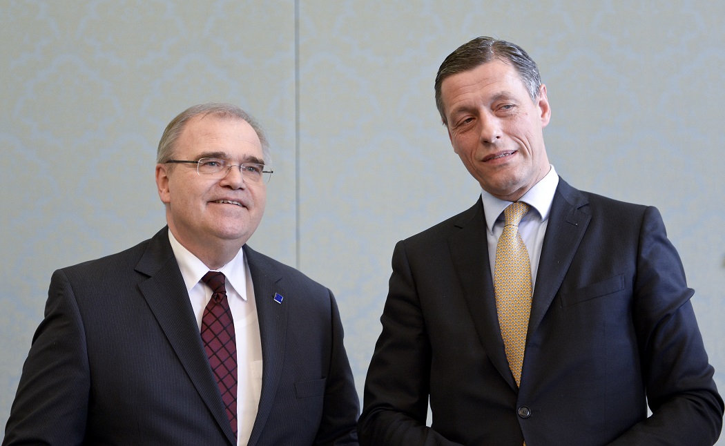 Ex-Justizminister Wolfgang Brandstetter steht neben dem suspendierten Sektionsleiter Christian Pilnacek. Beide tragen einen dunklen Anzug und Krawatte.