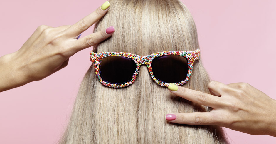 Auch Haarverlängerungen und Perücken brauchen Pflege.