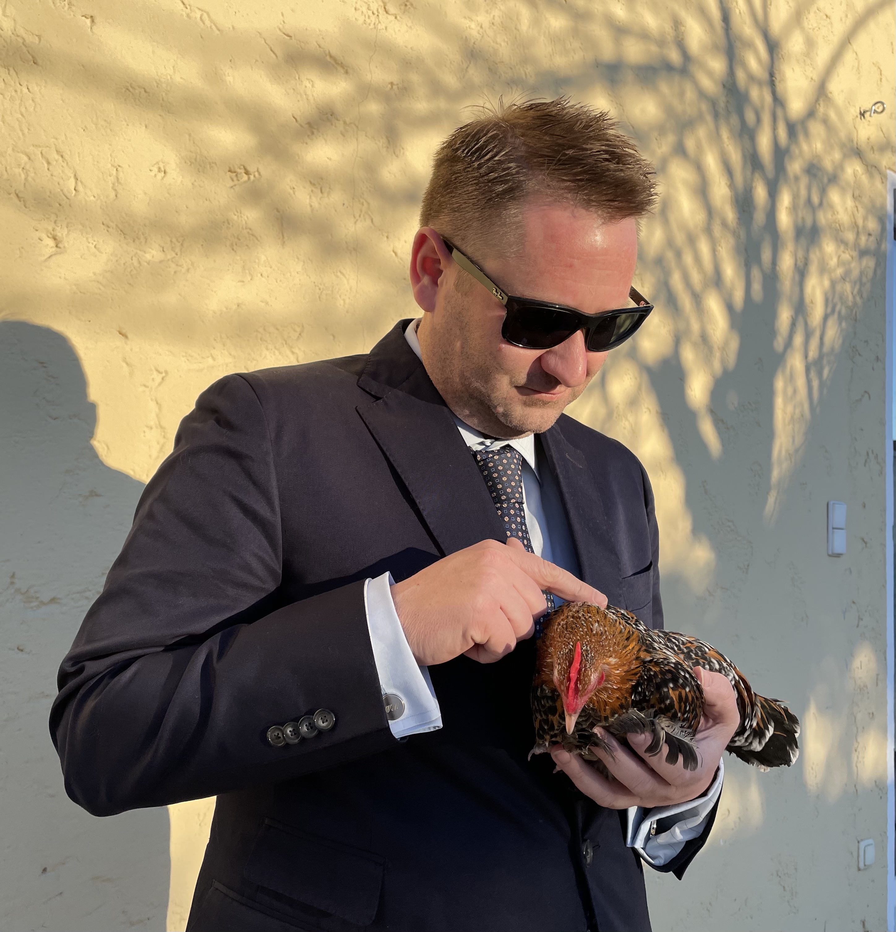 Wolfgang Mayer mit einem seiner &quot;Hühner&quot; | Credit: Wolfgang Mayer