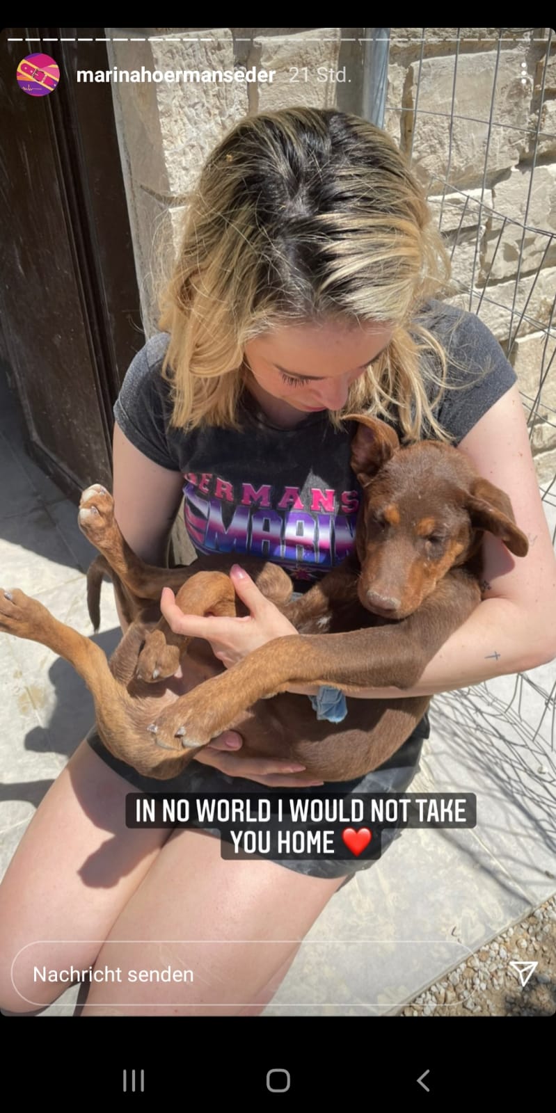 Marina Hoermanseder mit ihrem neuen Hund