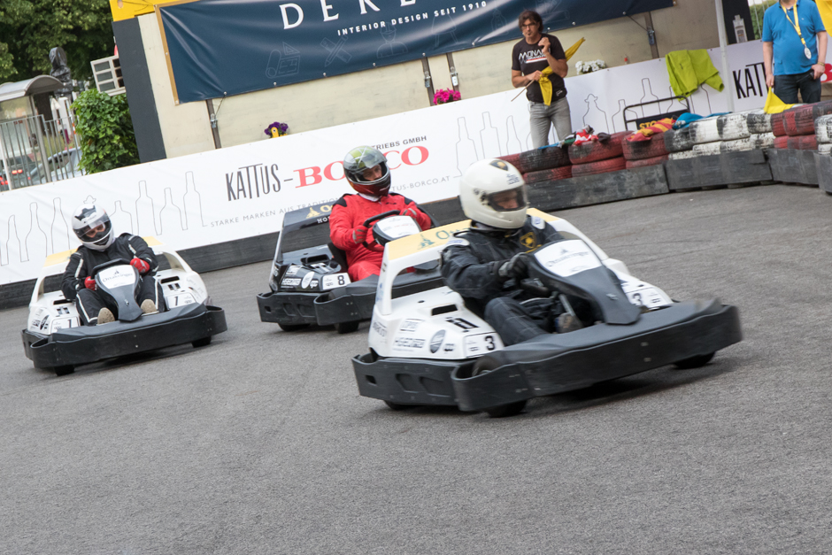 Männer fahren mit E-Kart