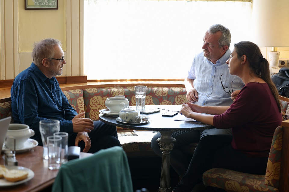 Josef Hader im Gespräch mit Stefanie Hermann und Robert Eichenauer.