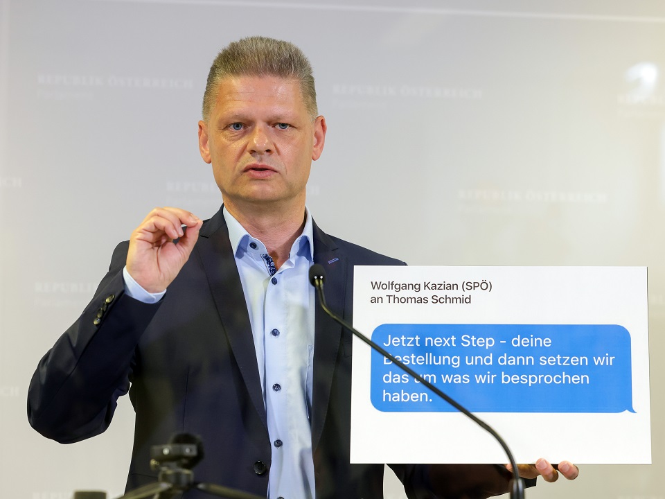 Hanger hält den Ausdruck einer WhatsApp-Nachricht in die Kamer