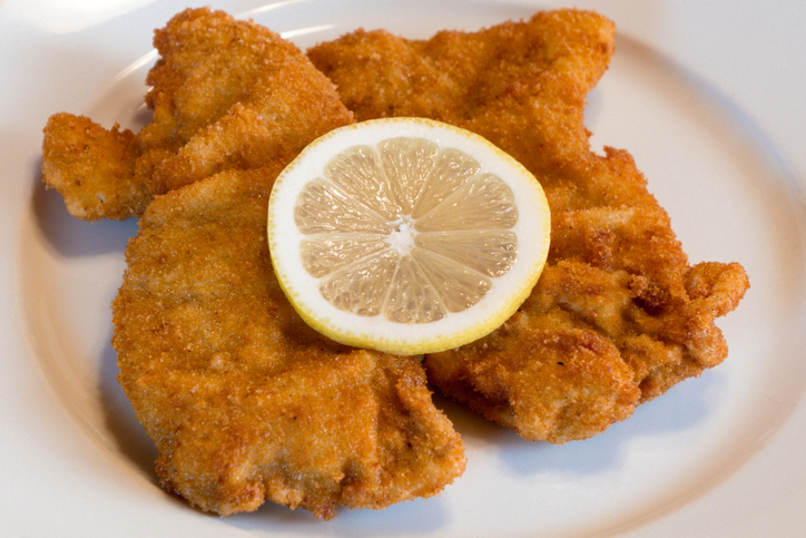 Schnitzel mit Zitrone am Teller