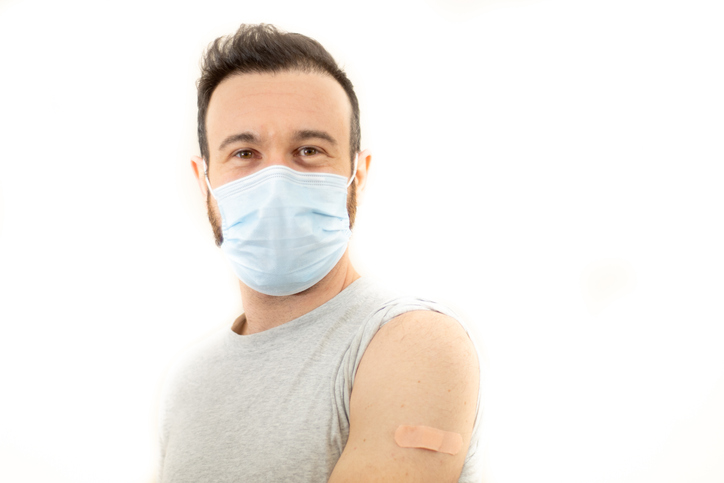 Geimpfter Mann mit Pflaster am Arm