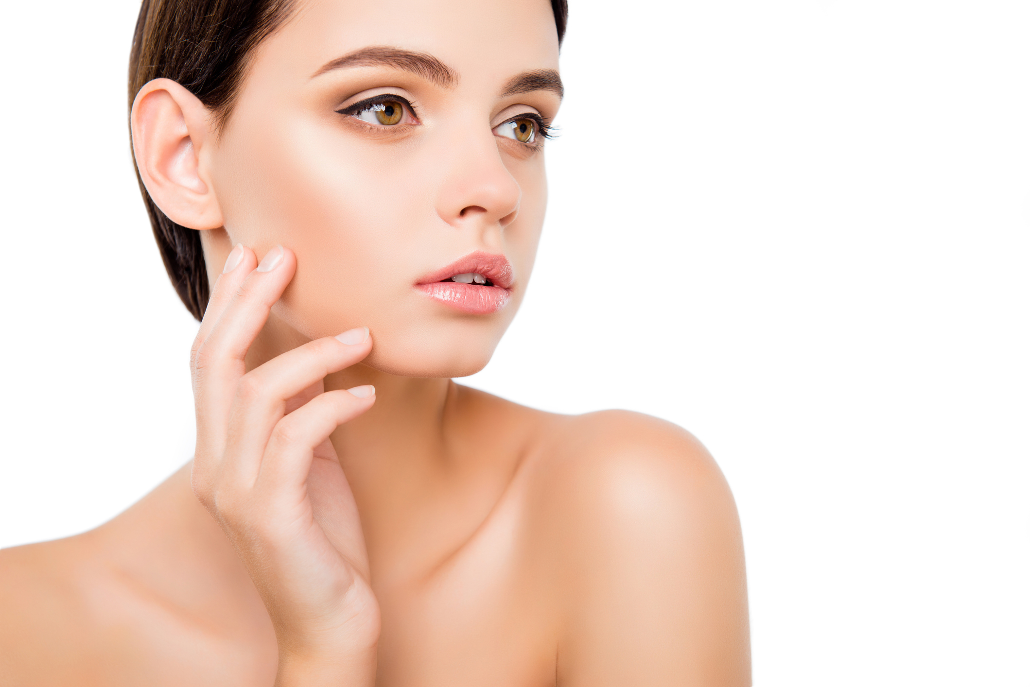 Porträt einer jungen Frau mit nackten Schultern und schöner Haut