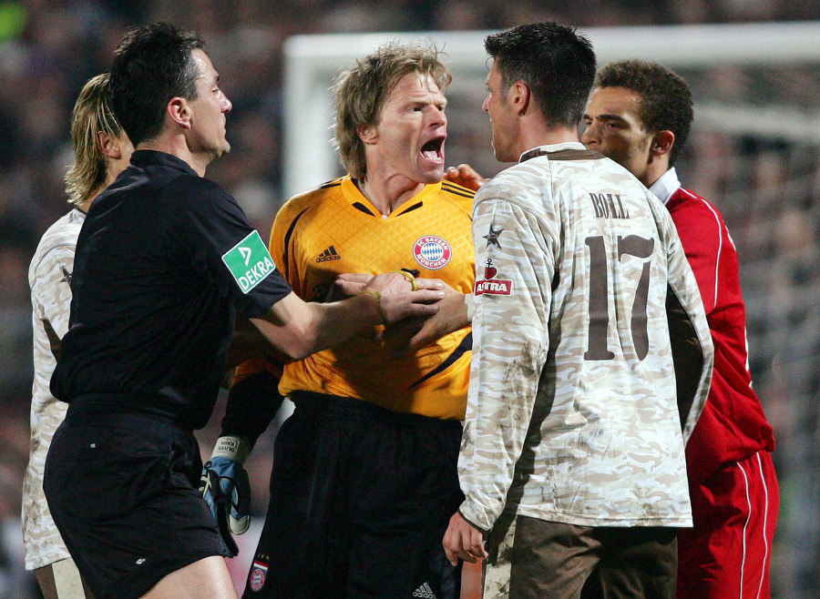 Einer von Oliver Kahns Ausraster | Credit: GEPA pictures/ Witters/ TayDucLam