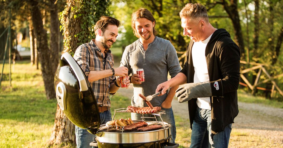 Männer beim Grillen