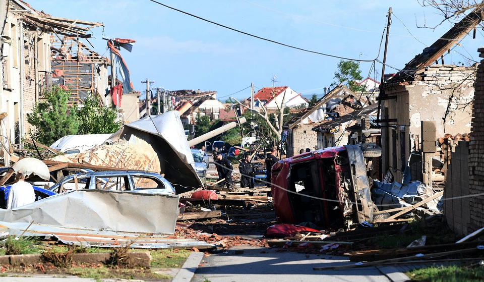 Ein Dorf liegt in Trümmern.