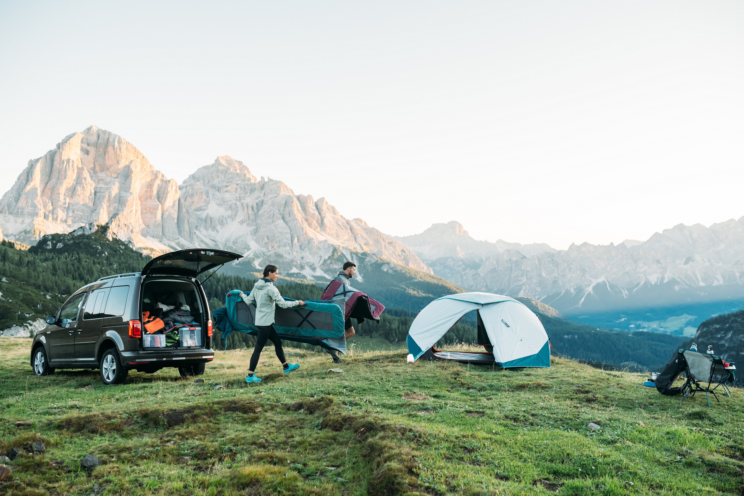 Mann und Frau bereiten ihr Zelt zum Schlafen vor
