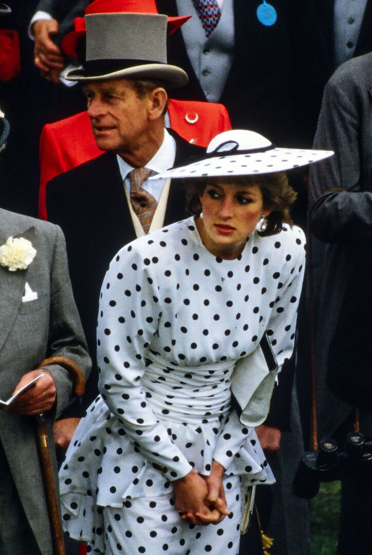 Lady Diana in einem gepunkteten blauen Kleid mit Hut