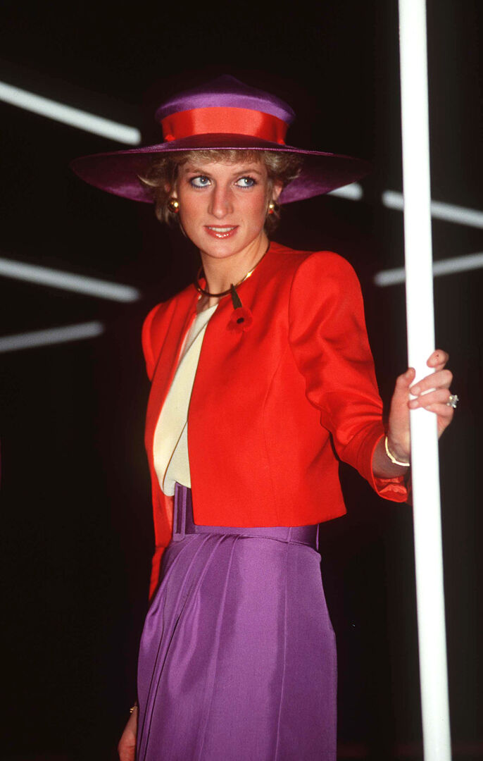 Lady Diana in einem roten Blazer