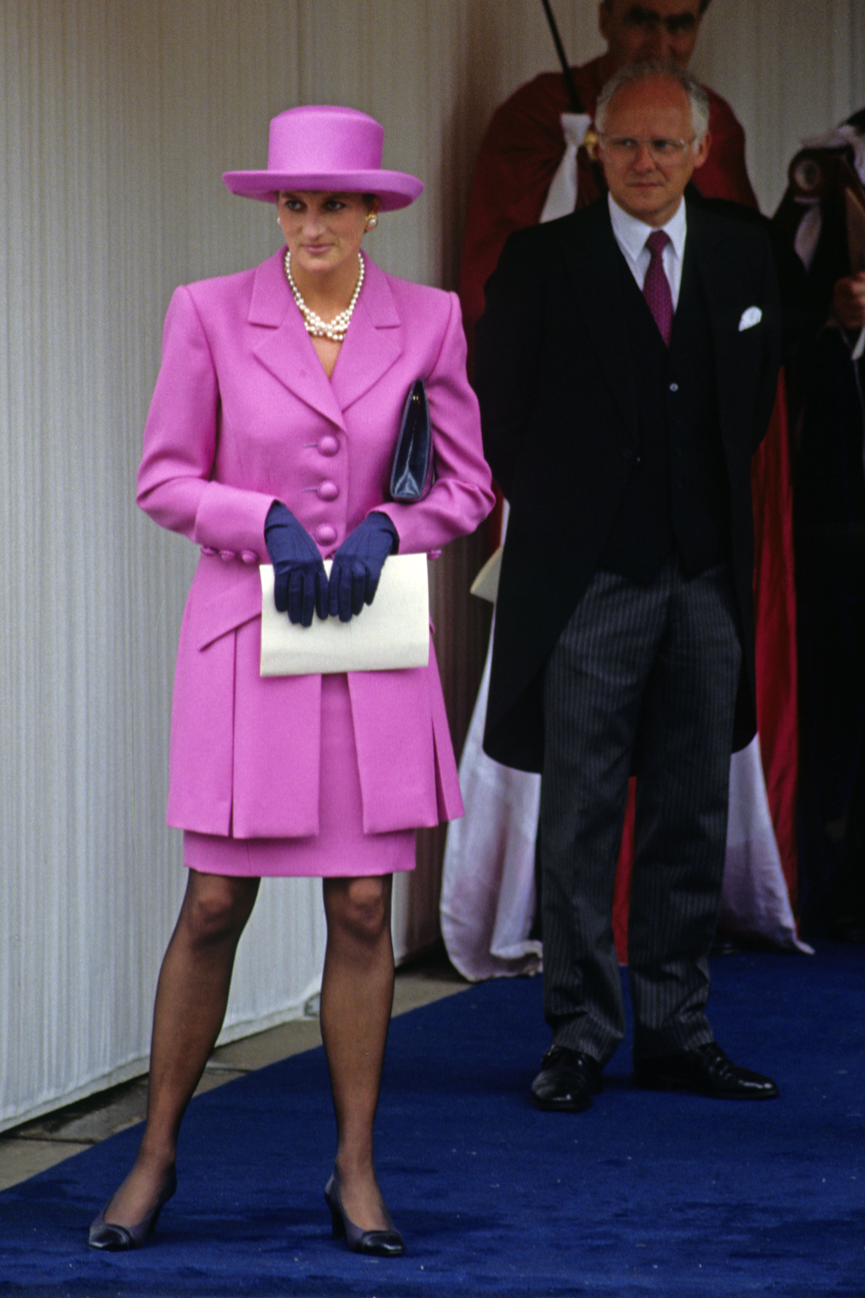 Lady Diana in einem pinken Kostüm