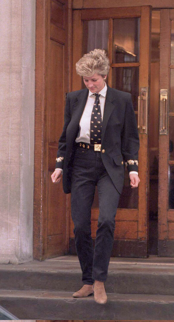 Lady Diana in einem Anzug