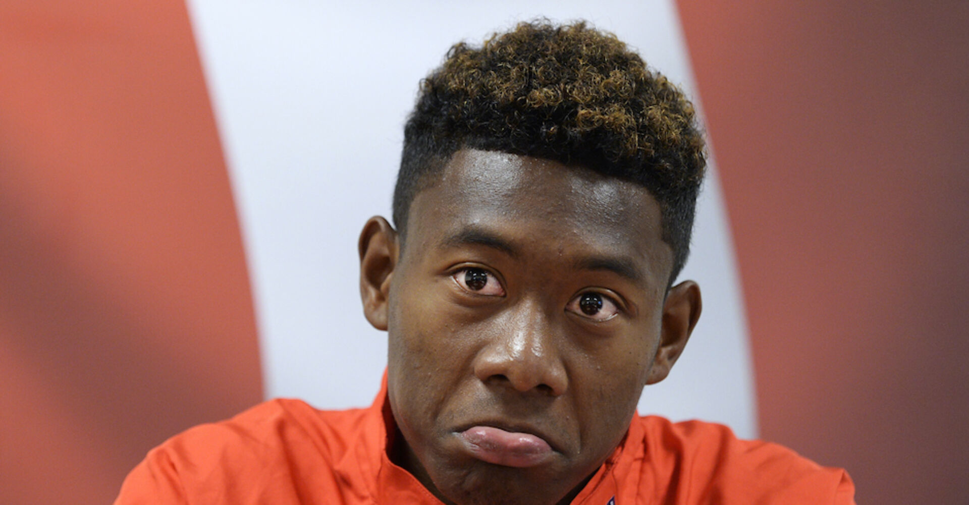 Porträt des nachdenklichen David Alaba mit vorgeschobener Unterlippe