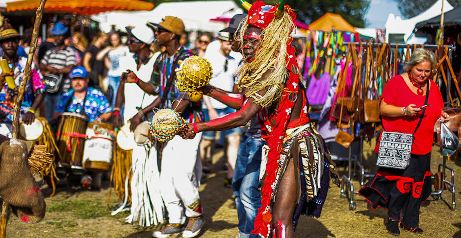 Szene von den Afrika Tagen Wien, Tänzer und Musiker