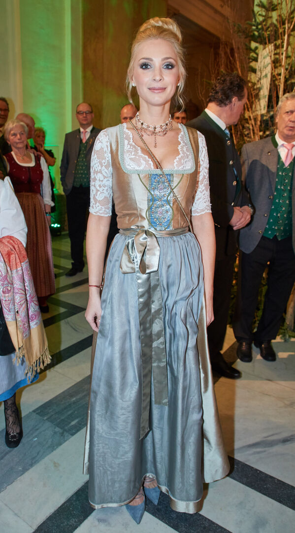 Philippa Strache im Edeldirndl auf dem Jägerball