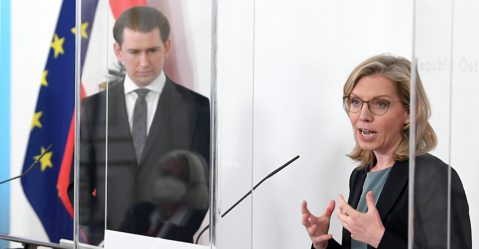Ministerin Gewessler am Rednerpult, Bundeskanzler Kurz steht neben ihr und schaut zu