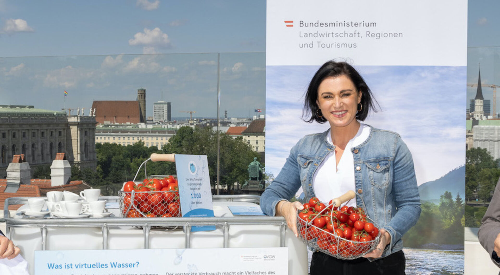 Elisabeth Köstinger mit zwei Körben voller Tomaten