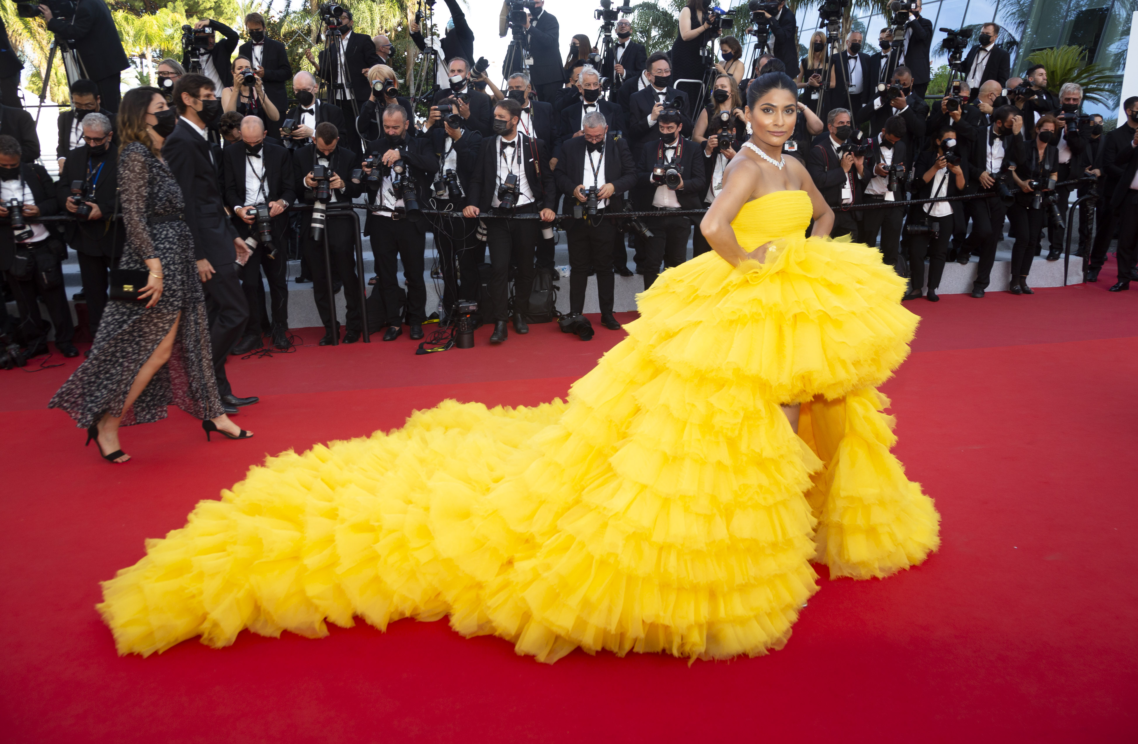 Instagram-Star Farhana Bodi in einem gelben Kleid