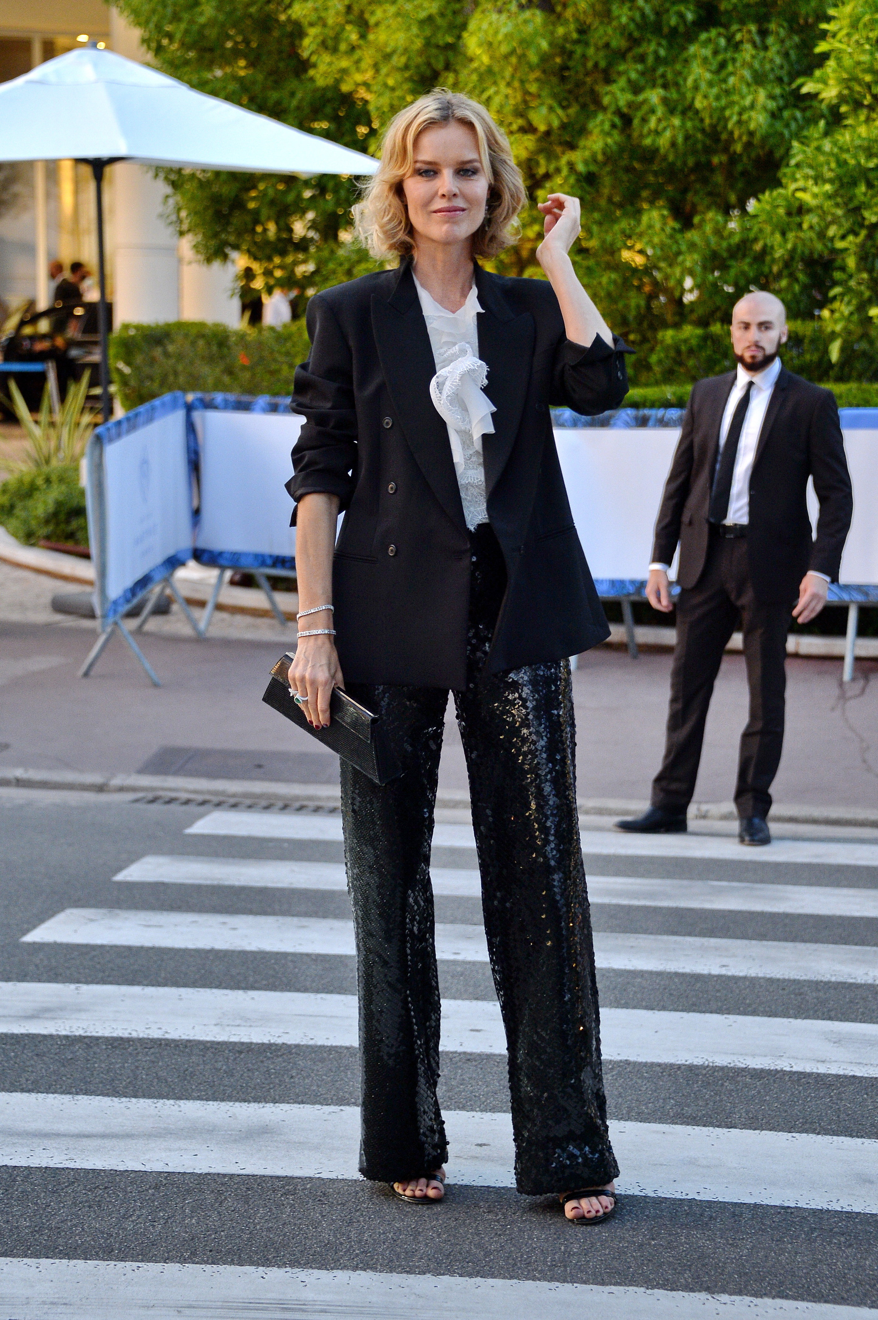 Schauspielerin Eva Herzigová am Weg zu einer Party in Cannes