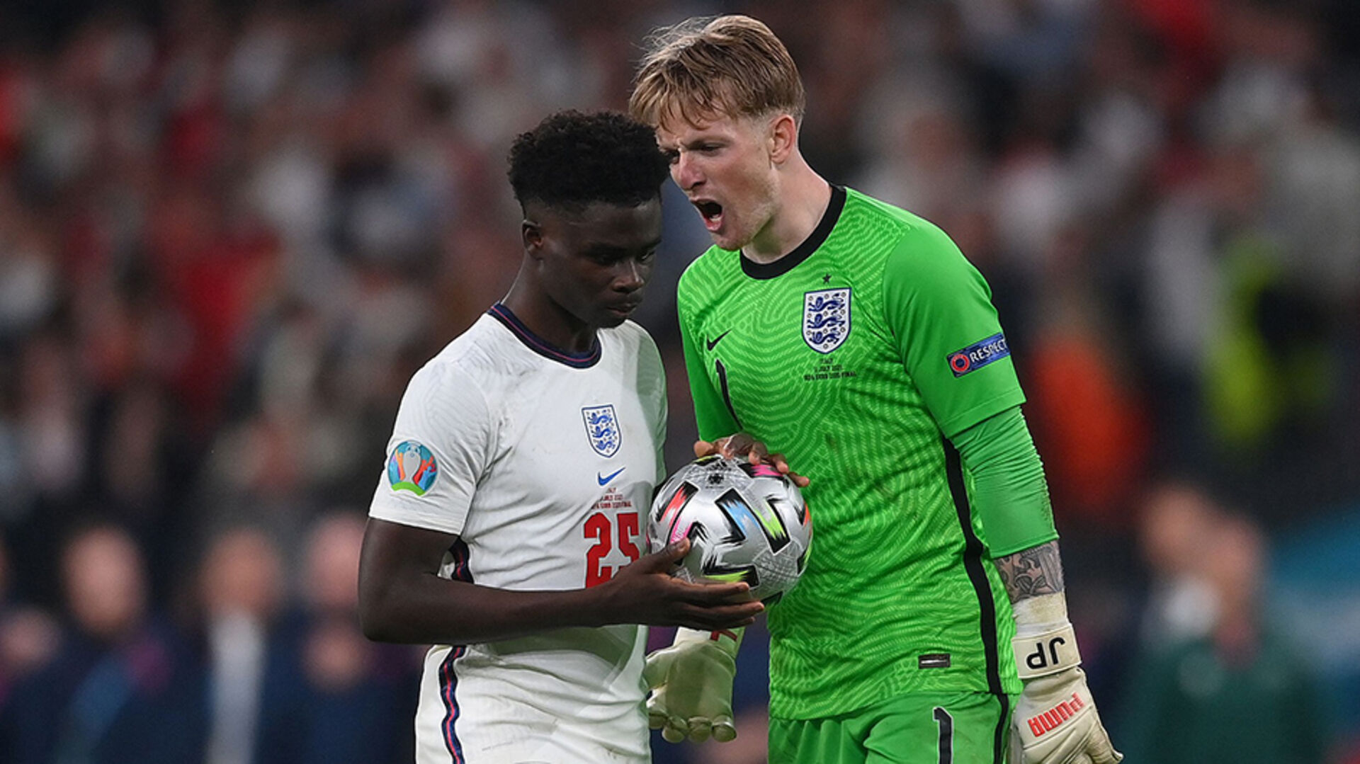 Bukayo Saka und Jordan Pickford