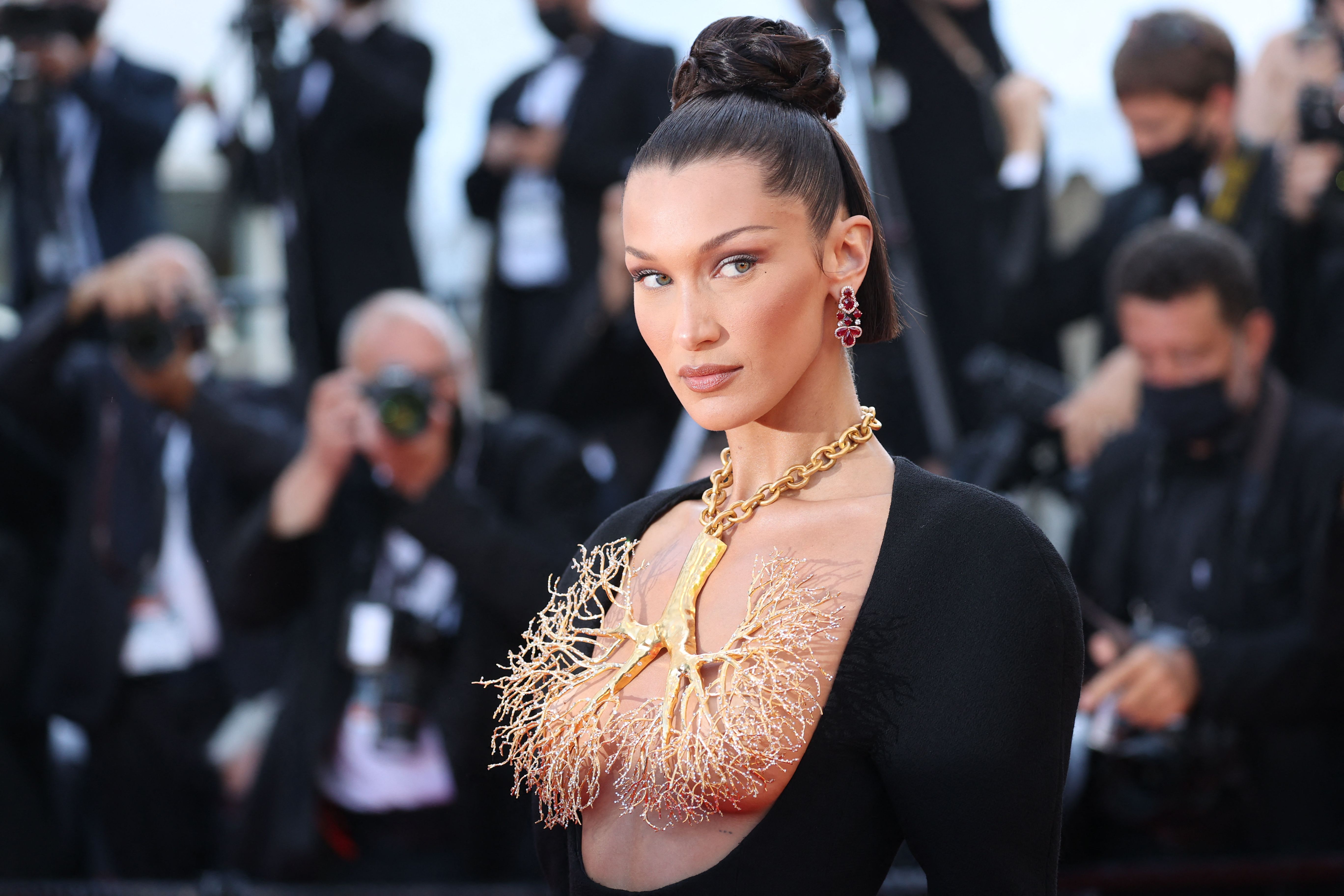 Bella Hadid beinahe oben ohne