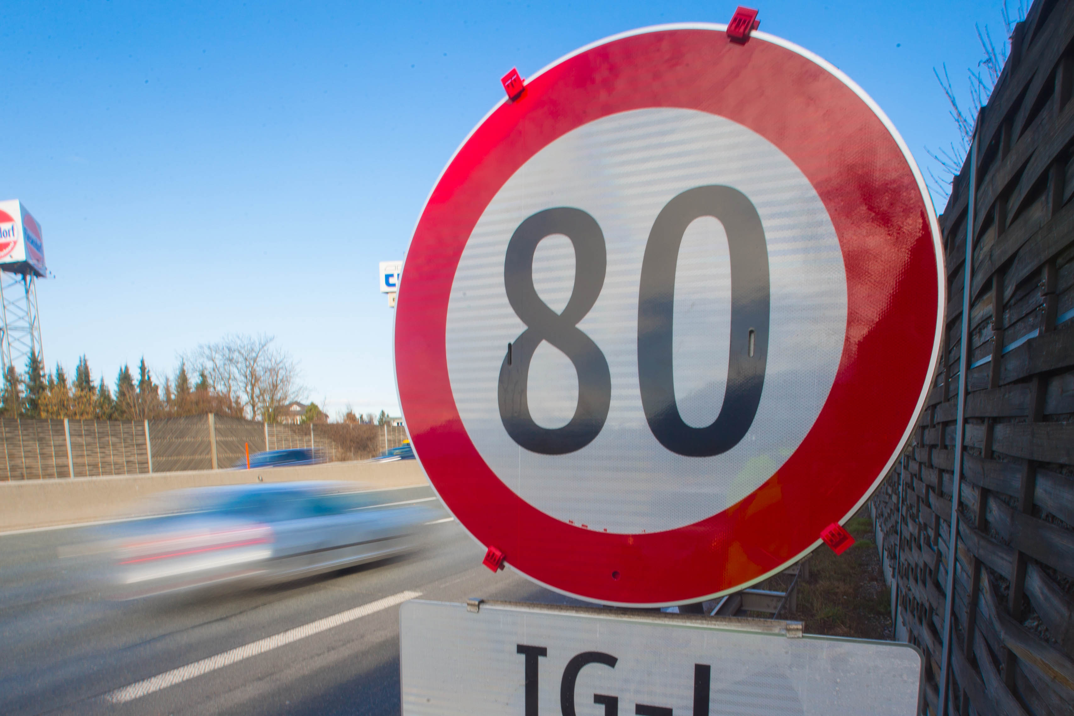 Tempolimit 80 | Credit: www.neumayr.cc