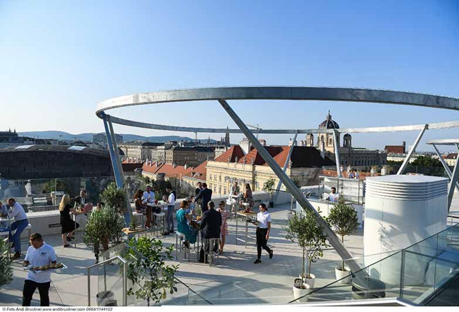 Aufsicht auf die Dachterrasse Libelle im Museumsquartier mit einigen Besuchern