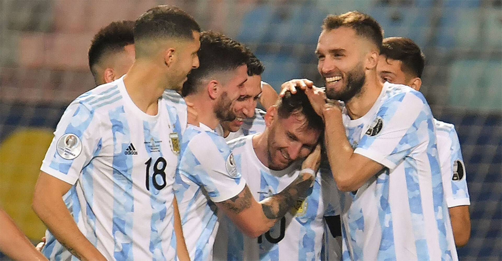 Das argentinische Nationalteam rund um Messi in blau und weiß gestreifden Trikos feiern ausgelassen nach dem sie das Elfmeterschißen gewonnen haben.