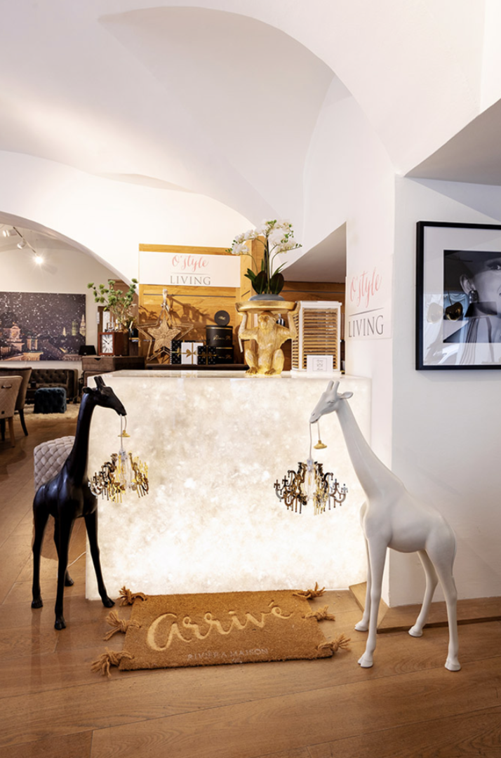 Zwei hüfthohe Giraffen in weiß und schwarz als Deko