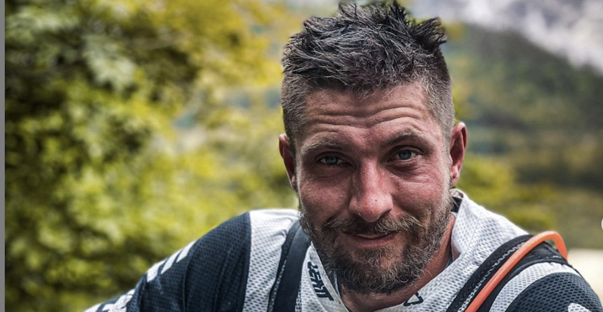 Porträt des erschöpften Marcel Hirscher in Motorradkleidung