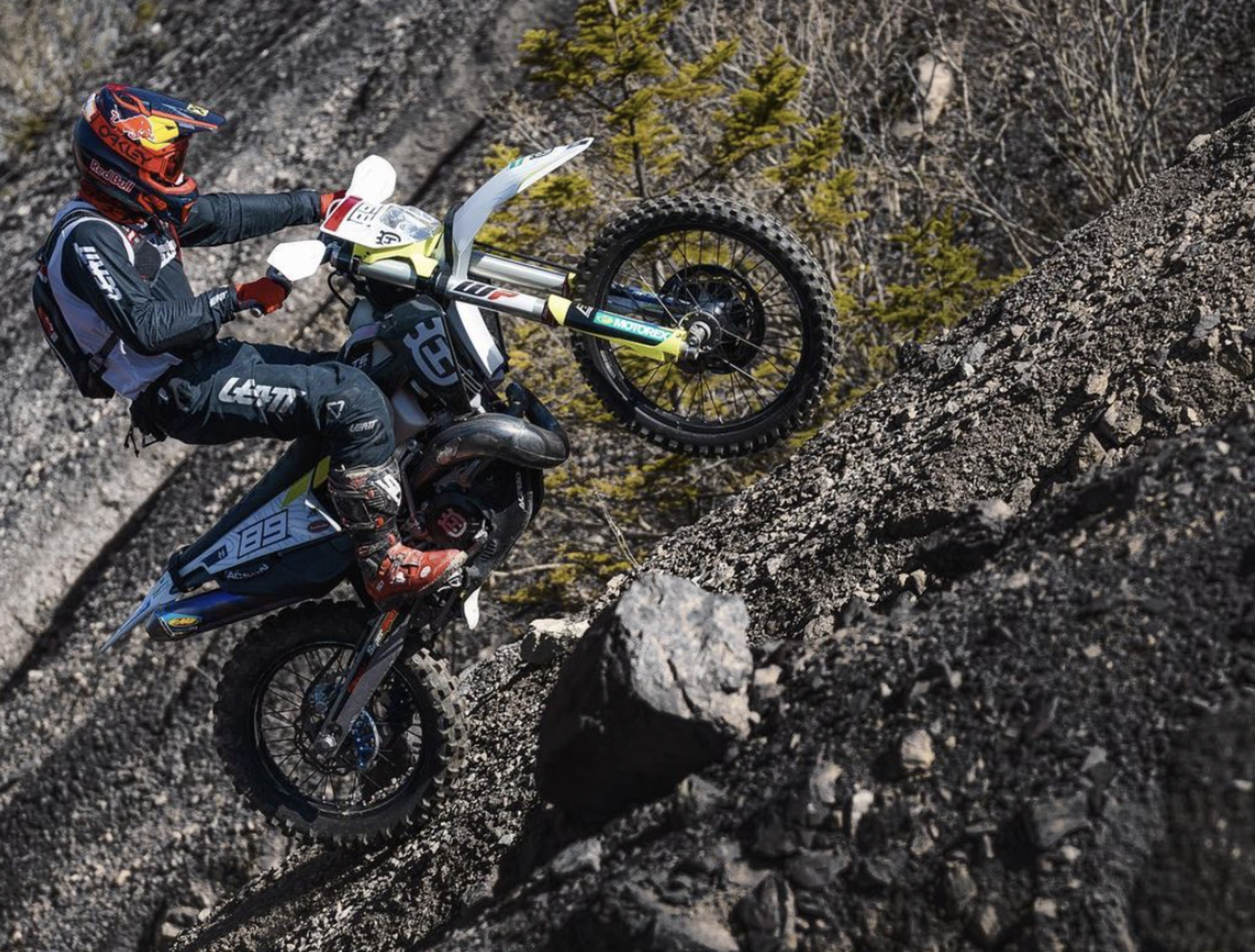 Marcel Hirscher mit Helm und Motorradkleidung auf einer Enduro steil bergauf fahrend