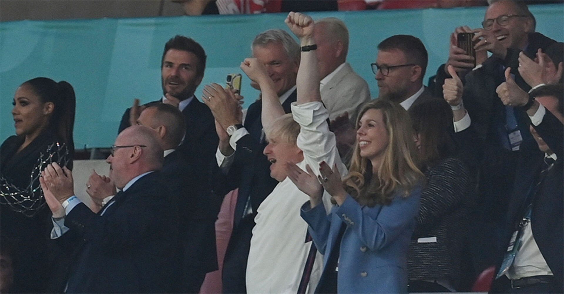 Boris Johnson, im weißen Englandshirt, feiert mit seiner Frau das entscheidende Tor zum 2:1 gegen Dänemark