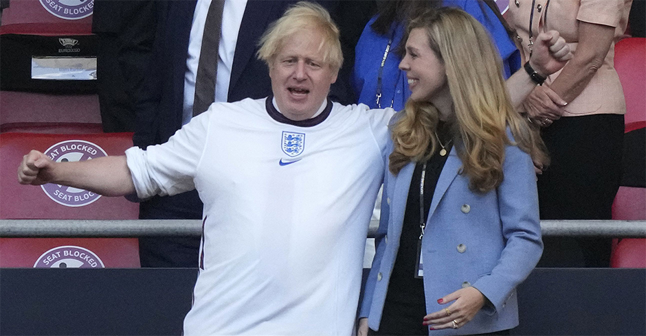 Boris Johnson feiert mit weißem Shirt und seiner Frau den entscheidenden Siegtreffer der Engländer