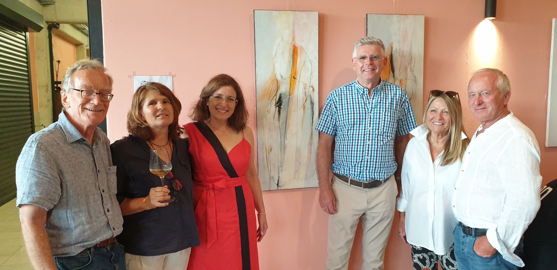 Besucher der Vernissage vor Werken von Margot Trenz