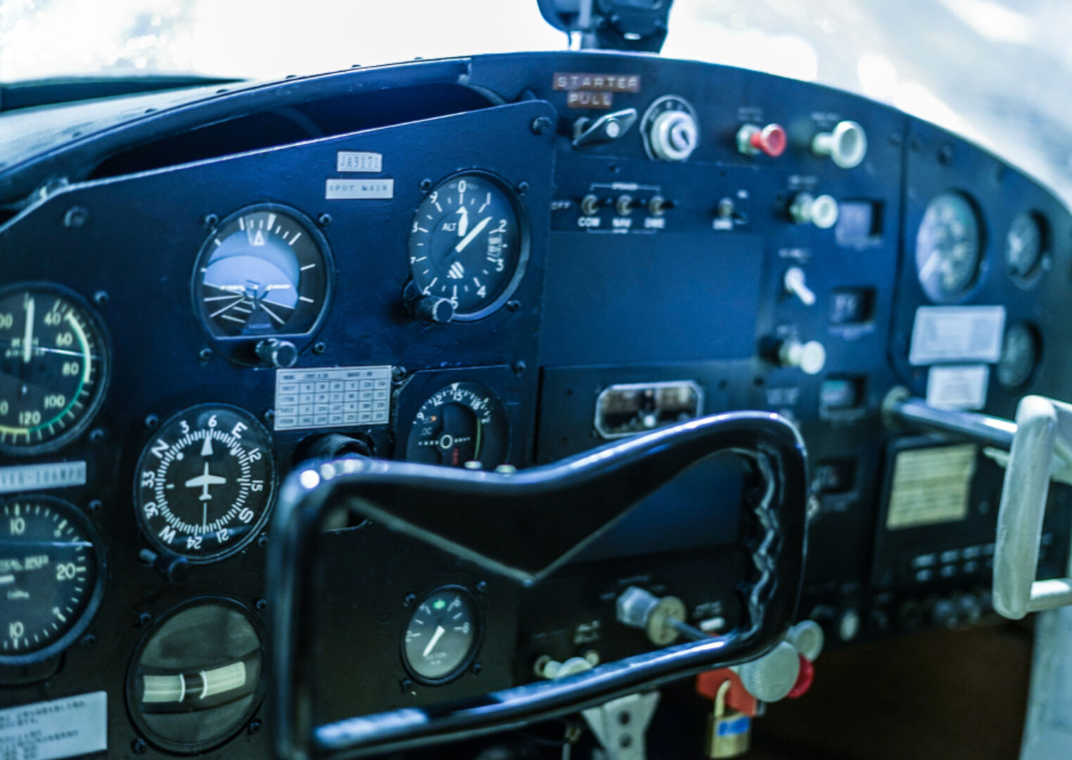 Cockpit eines Flugzeugs | Credit: iStock.com/kanzilyou