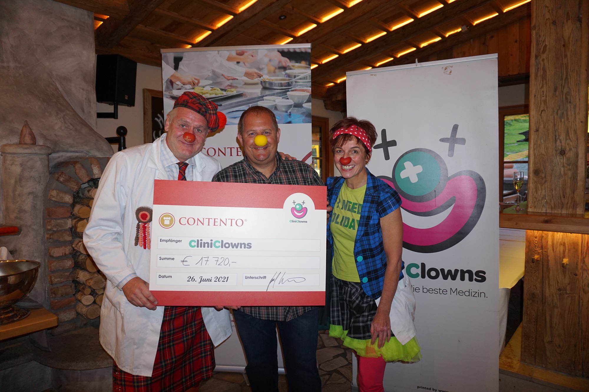 Übergabe des Spendenschecks von Emanuel Eisl, Geschäftsführung Contento, an die CliniClowns Austria