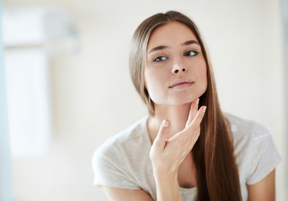 Kritischer Blick in den Spiegel | Credit: iStock.com/shironosov