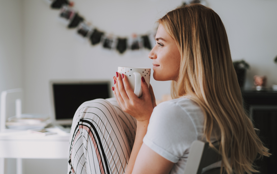 Entspannte Teestunde am Nachmittag | Credit: iStock.com/YakobchukOlena