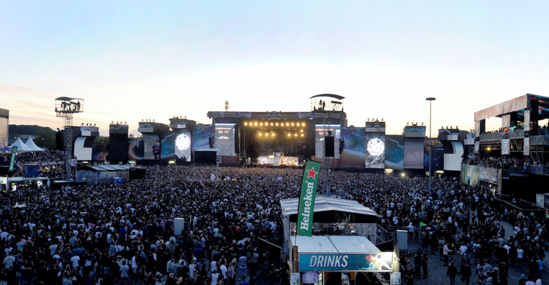 Luftaufnahme auf 1.000 Menschen im Publikum vor der Frequency-Bühne.