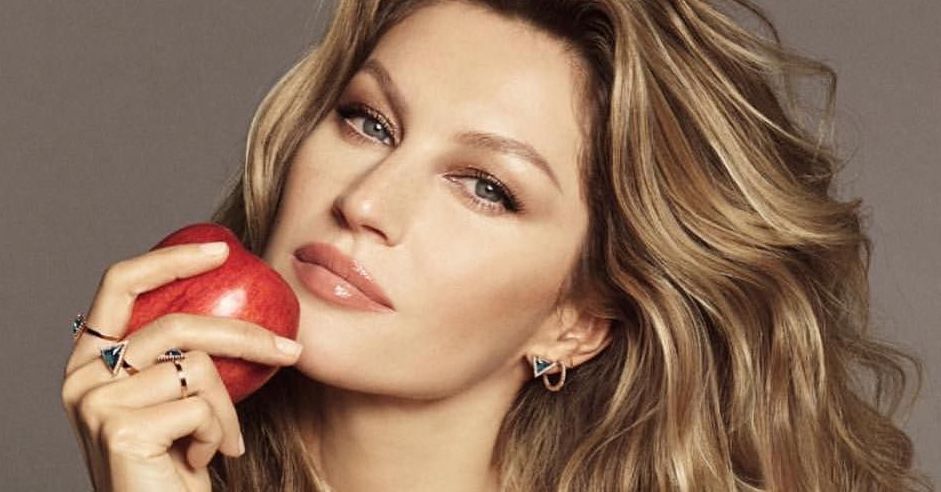 Porträt von Topmodel Gisele Bündchen mit rotem Apfel I Vitara Eccelenza