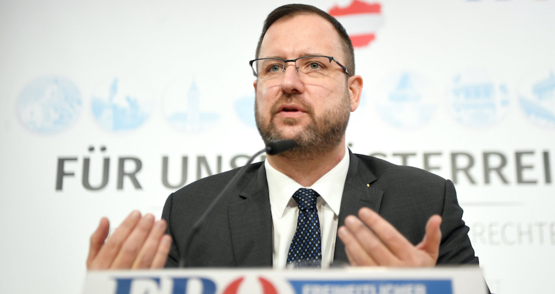 FP-Generalsekretaer Christian Hafenecker auf einer Pressekonferenz. Er spricht und gestikuliert.