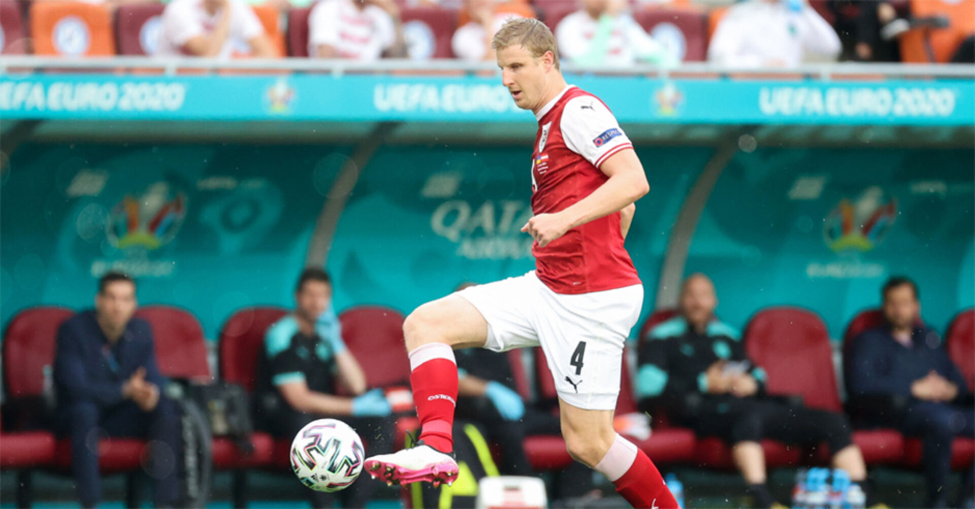 Verteidiger Hinteregger in ÖFB-Dress mit Ballsicherheit im Gruppenspiel