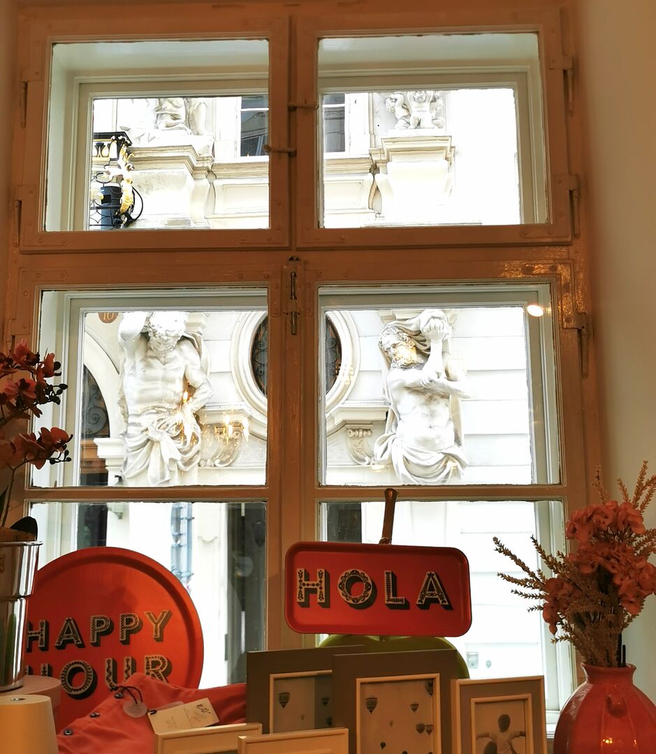 Blick aus dem Fenster auf die Barockfassade gegenüber