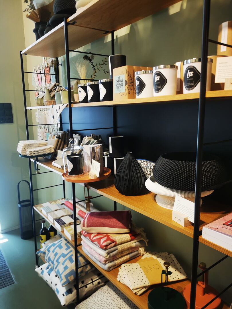 Regal mit Artikeln im Mooi Shop