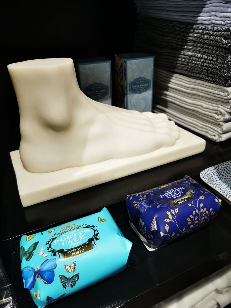 Marmorfuß-Skulptur, Handtücher und Seifen