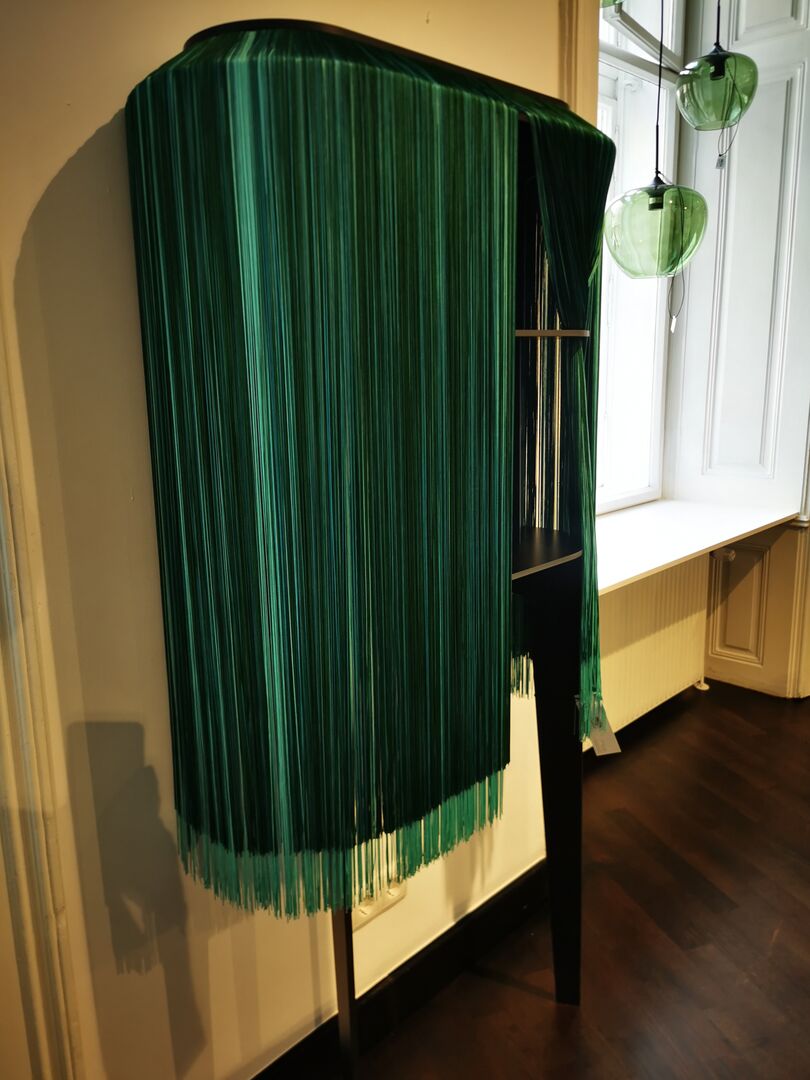 Schrank mit grünen Seidenfransen