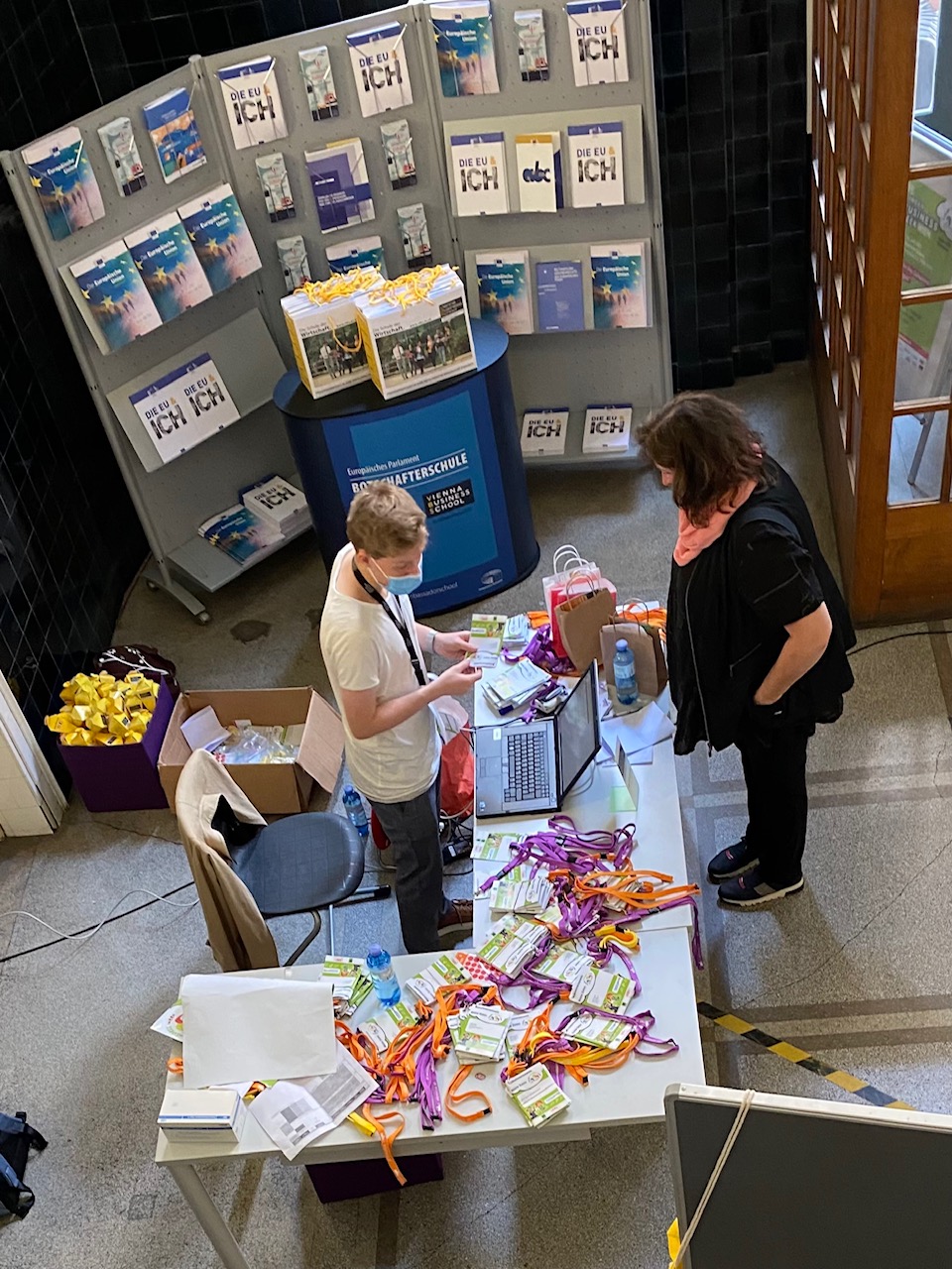 Sicht von oben auf Eingangsbereich mit Schüler und Lehrerin