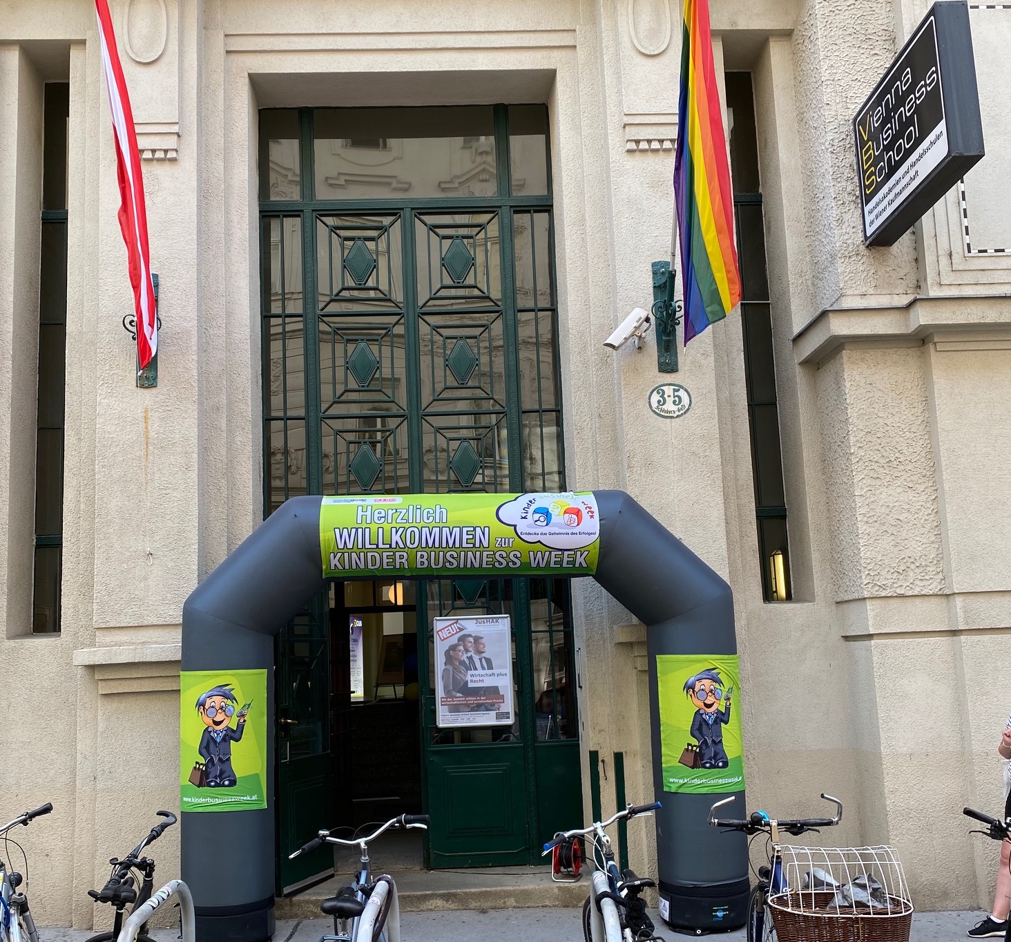 Der Eingang der Vienna Business School mit Plakaten zur Hinter Business Week